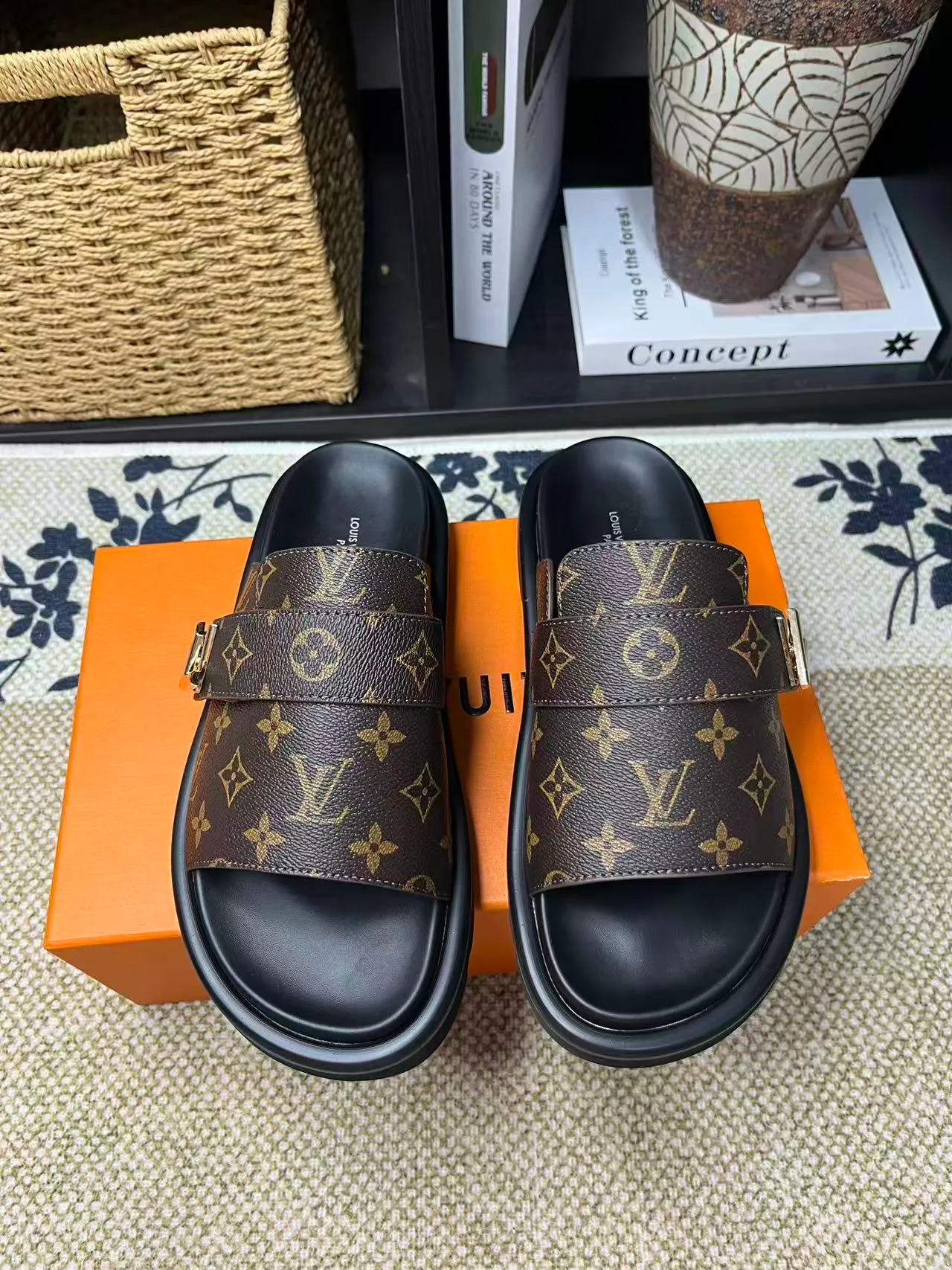 P340 [New Style] [LOUIS VUITTON] Louis Vuitton, LV printing, men's and women's slippers are now on the market, packed in drawer boxes with cloth bags and cards, the upper pattern looks very soft and waxy, and is a super versatile leg slimming tool. Fabric: imported denim/canvas/old fabric, LV hardware LOGO, official website pattern printing, comfortable to wear, feet: high-elastic PU water table. Sole: foam sole, heel height: about 5cm. Code number: 35-46, 35, 45, 46 are custom-made and non-returnable. Color: multiple colors and styles available.